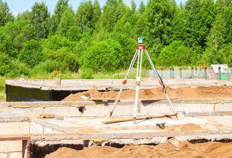 Sprzęt pomiarowy na terenie budowy