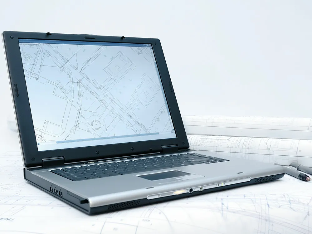 Laptop z mapą geodezyjną